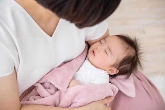 母親が赤ちゃんを抱く