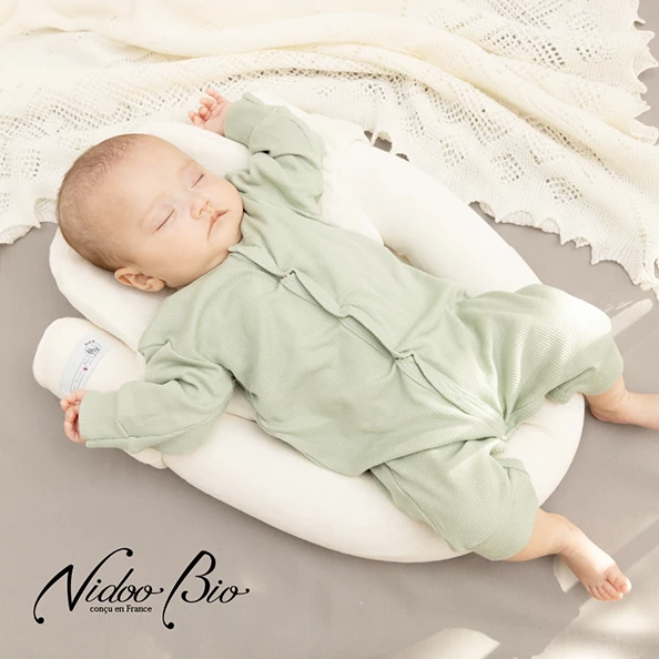 使用イメージ nidoobioの上で赤ちゃんが寝ている様子